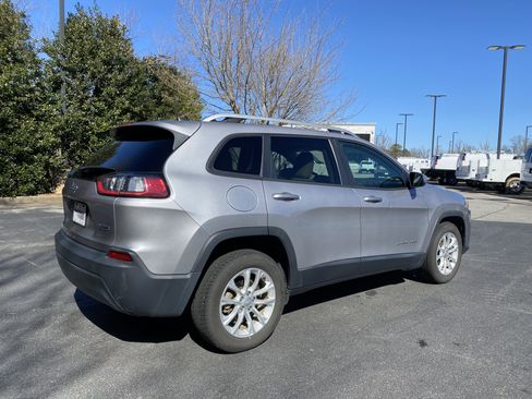 Used 2020 Jeep Cherokee Latitude w/ Cold Weather Group image 9