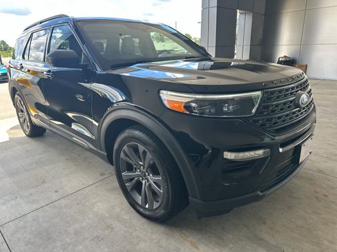 Used 2021 Ford Explorer XLT w/ Equipment Group 202A RWD image 2