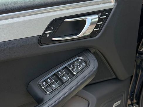 Used 2018 Porsche Macan Turbo AWD/4WD image 22
