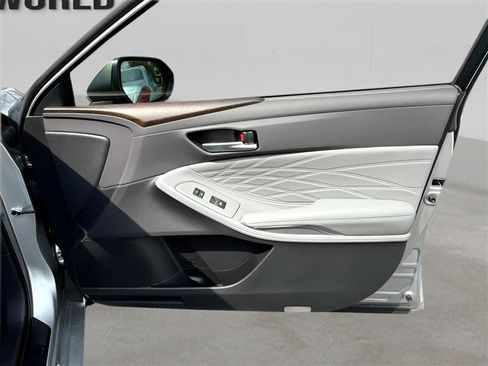 Used 2019 Toyota Avalon Limited image 31