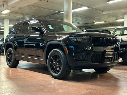 New 2025 Jeep Grand Cherokee Altitude image 7