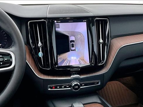 Certified 2023 Volvo XC60 B5 Plus AWD/4WD image 7