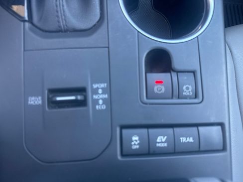 Used 2021 Toyota Highlander XLE AWD/4WD image 28