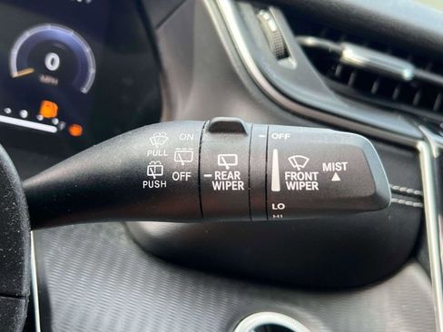 Used 2023 Jeep Grand Cherokee Laredo image 23