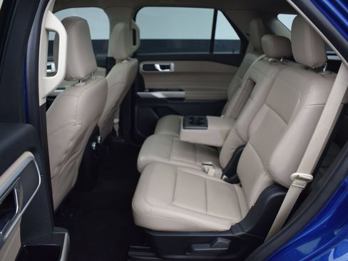 Used 2022 Ford Explorer XLT w/ Equipment Group 202A AWD/4WD image 16