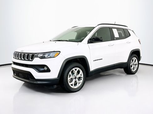 Used 2025 Jeep Compass Latitude image 3
