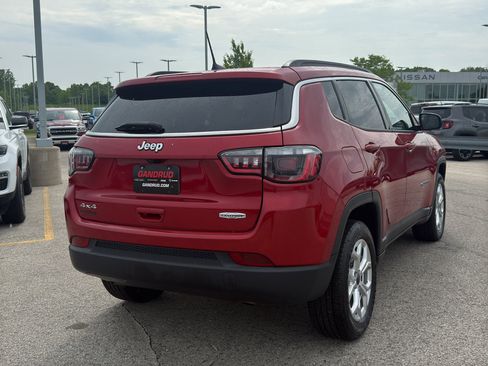 Used 2025 Jeep Compass Latitude AWD/4WD image 5
