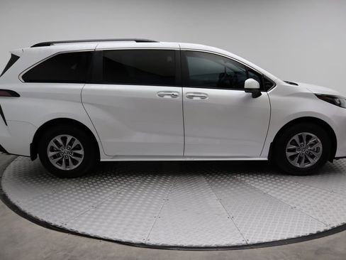 Used 2024 Toyota Sienna XLE image 7
