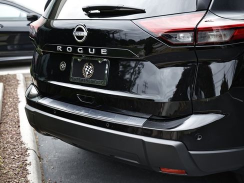 Used 2025 Nissan Rogue SV w/ SV Premium Package FWD image 9
