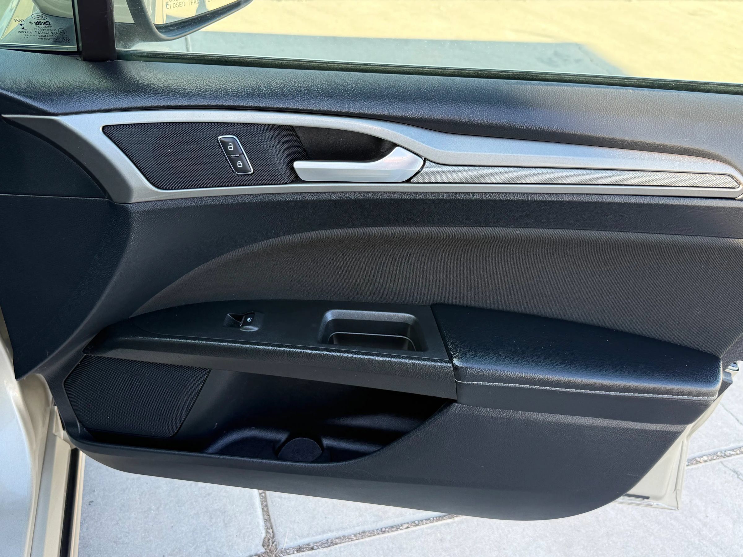 Used 2019 Ford Fusion SE FWD image 16