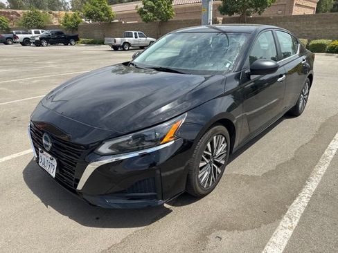 Used 2024 Nissan Altima 2.5 SV FWD image 2