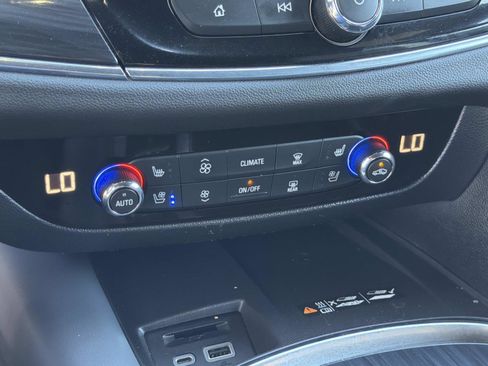 Used 2024 Buick Enclave Premium image 11