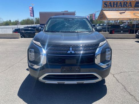 Used 2024 Mitsubishi Outlander SE FWD image 2