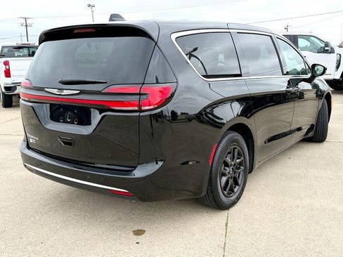 Used 2025 Chrysler Pacifica Select FWD image 4