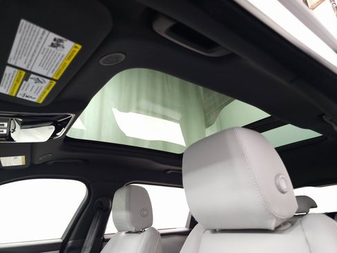 New 2026 Land Rover Range Rover Velar Dynamic SE image 16