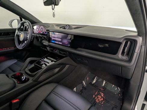 Certified 2025 Porsche Cayenne GTS AWD/4WD image 19