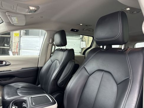 Used 2023 Chrysler Pacifica Touring-L image 10