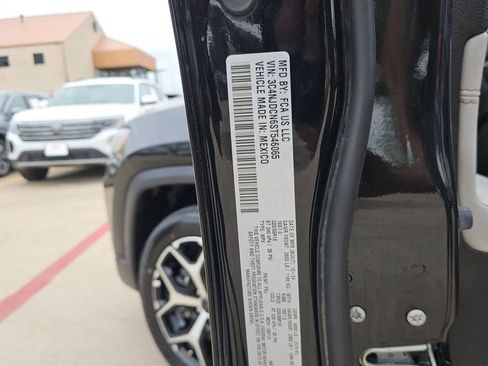 Used 2025 Jeep Compass Limited image 30