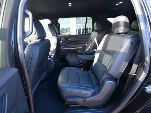 Used 2025 Chevrolet Traverse LT image 27