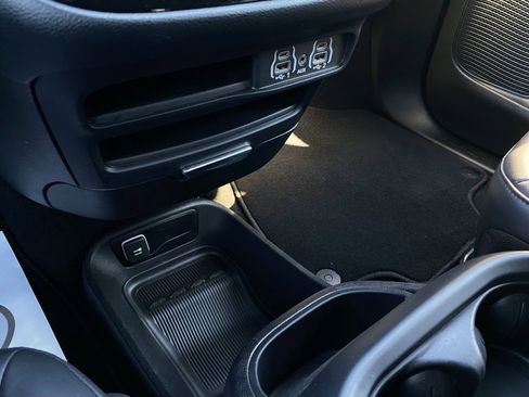 Used 2025 Chrysler Pacifica Select FWD image 17