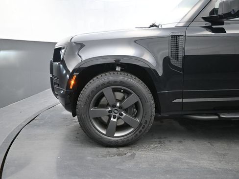 Used 2025 Land Rover Defender 110 X-Dynamic SE AWD/4WD image 4