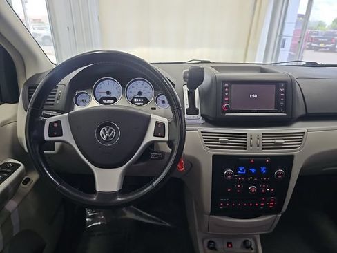 Used 2009 Volkswagen Routan SEL Premium FWD image 13