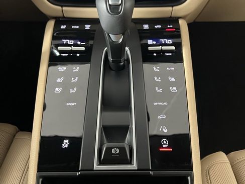 Certified 2025 Porsche Macan image 30