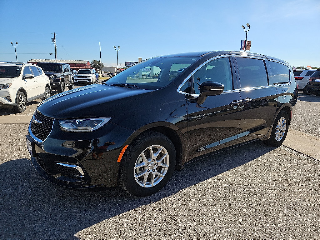 Used 2024 Chrysler Pacifica Touring-L FWD image 2
