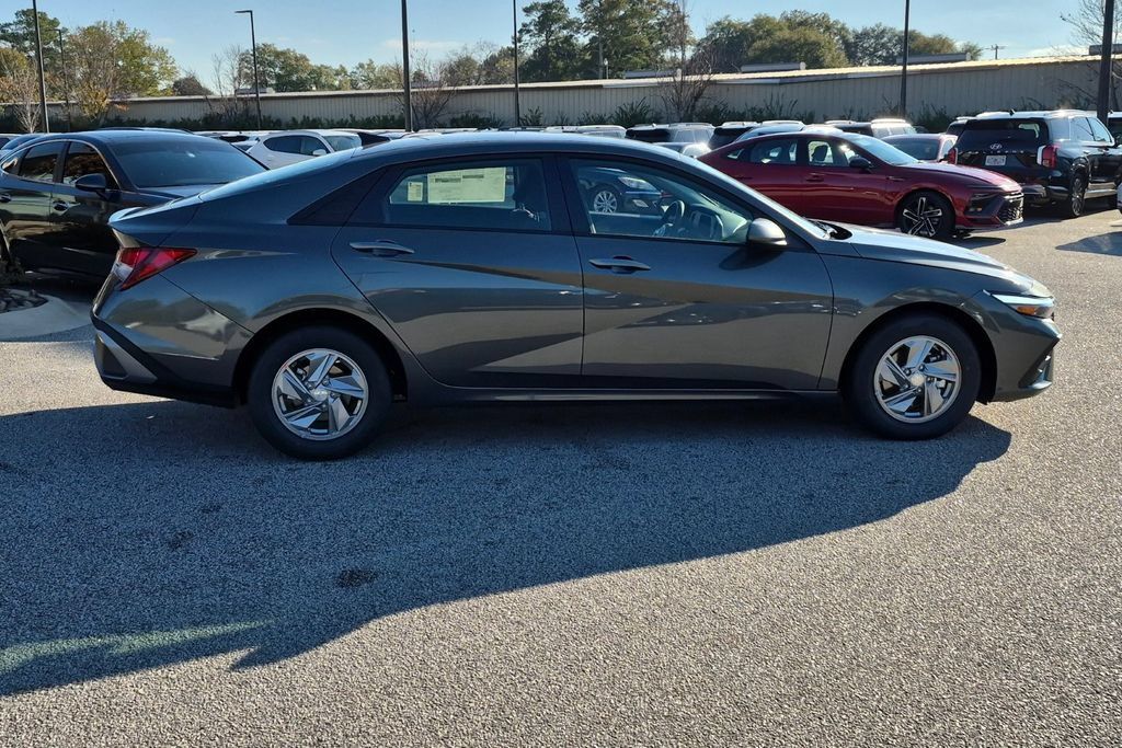 New 2026 Hyundai Elantra SE FWD image 4