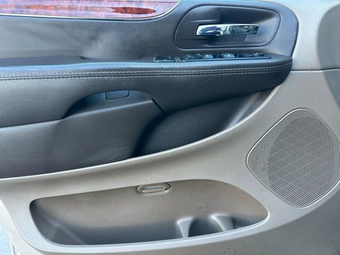 Used 2016 Chrysler Town & Country Touring image 9