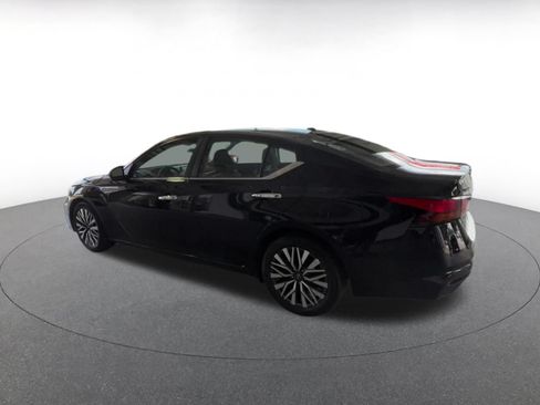 Used 2025 Nissan Altima 2.5 SV FWD image 10
