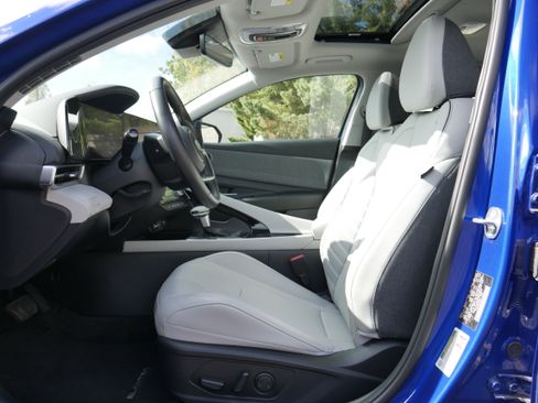 Used 2023 Hyundai Elantra Limited image 12