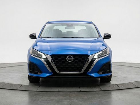 Used 2025 Nissan Altima 2.5 SV image 2