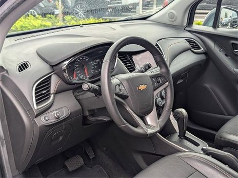 Used 2022 Chevrolet Trax LT w/ LT Convenience Package image 8