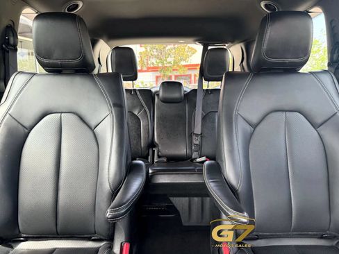 Used 2024 Chrysler Pacifica Limited FWD image 28