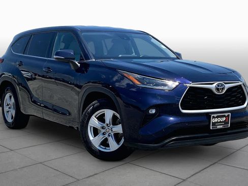 Used 2021 Toyota Highlander LE FWD image 3