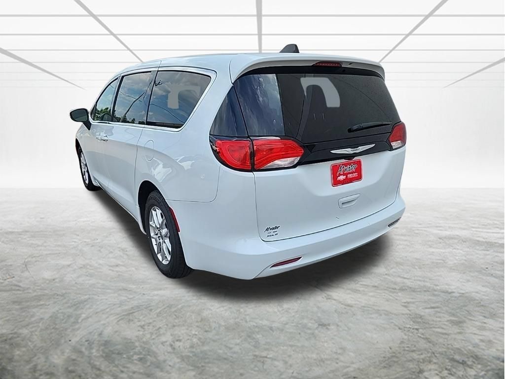 Used 2023 Chrysler Voyager LX FWD image 3