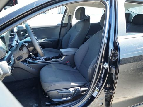 Used 2025 Kia K4 LX image 7