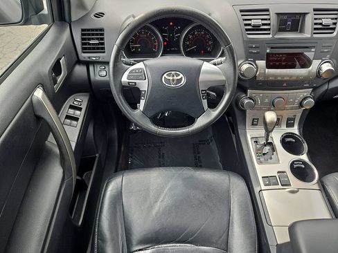 Used 2012 Toyota Highlander SE w/ Tow Pkg AWD/4WD image 12