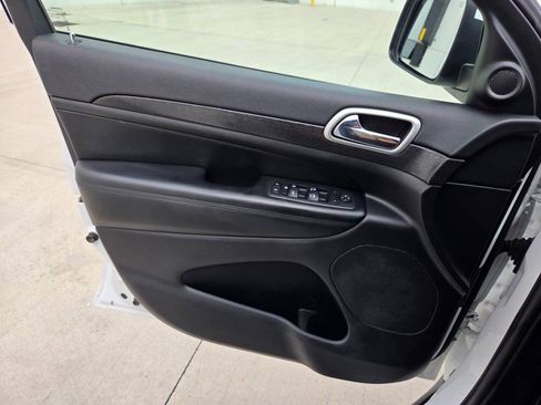 Used 2018 Jeep Grand Cherokee Laredo image 16