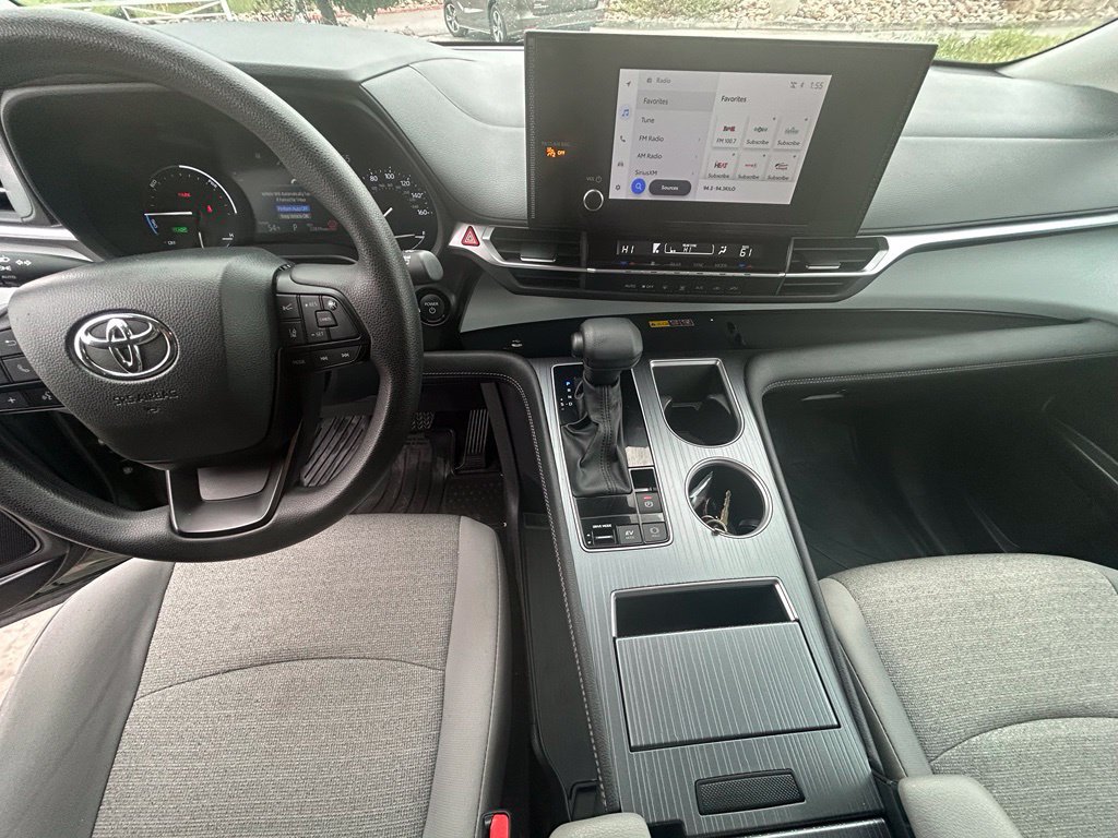 Used 2025 Toyota Sienna LE AWD/4WD image 18