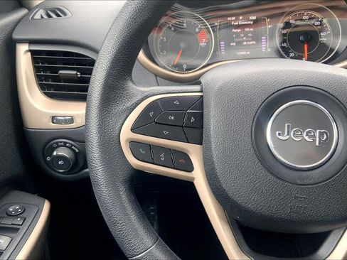 Used 2018 Jeep Cherokee Latitude AWD/4WD image 19