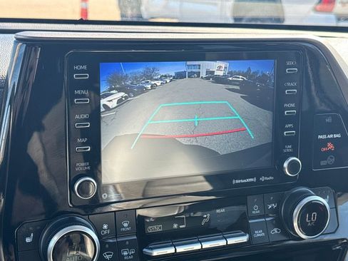 Used 2022 Toyota Highlander XLE image 24