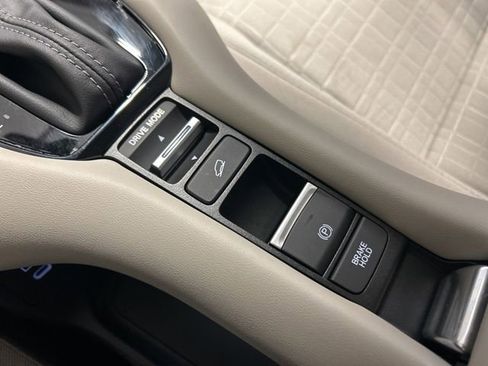 Certified 2025 Honda HR-V LX image 24