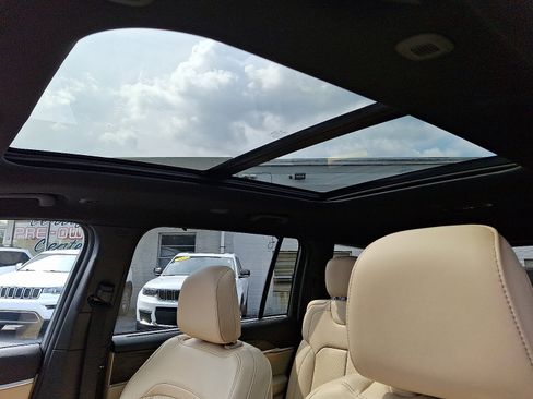 Certified 2023 Jeep Grand Cherokee L Limited w/ Luxury Tech Group II image 17