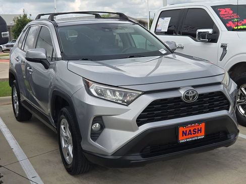 Used 2019 Toyota RAV4 XLE FWD image 1