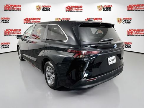 Certified 2024 Toyota Sienna LE FWD image 2