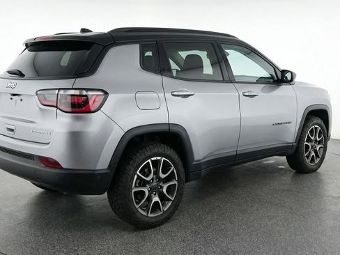 Used 2025 Jeep Compass Trailhawk AWD/4WD image 9