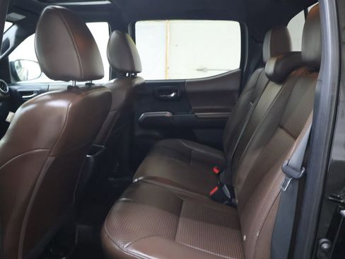 Used 2016 Toyota Tacoma Limited w/ Towing Package image 15