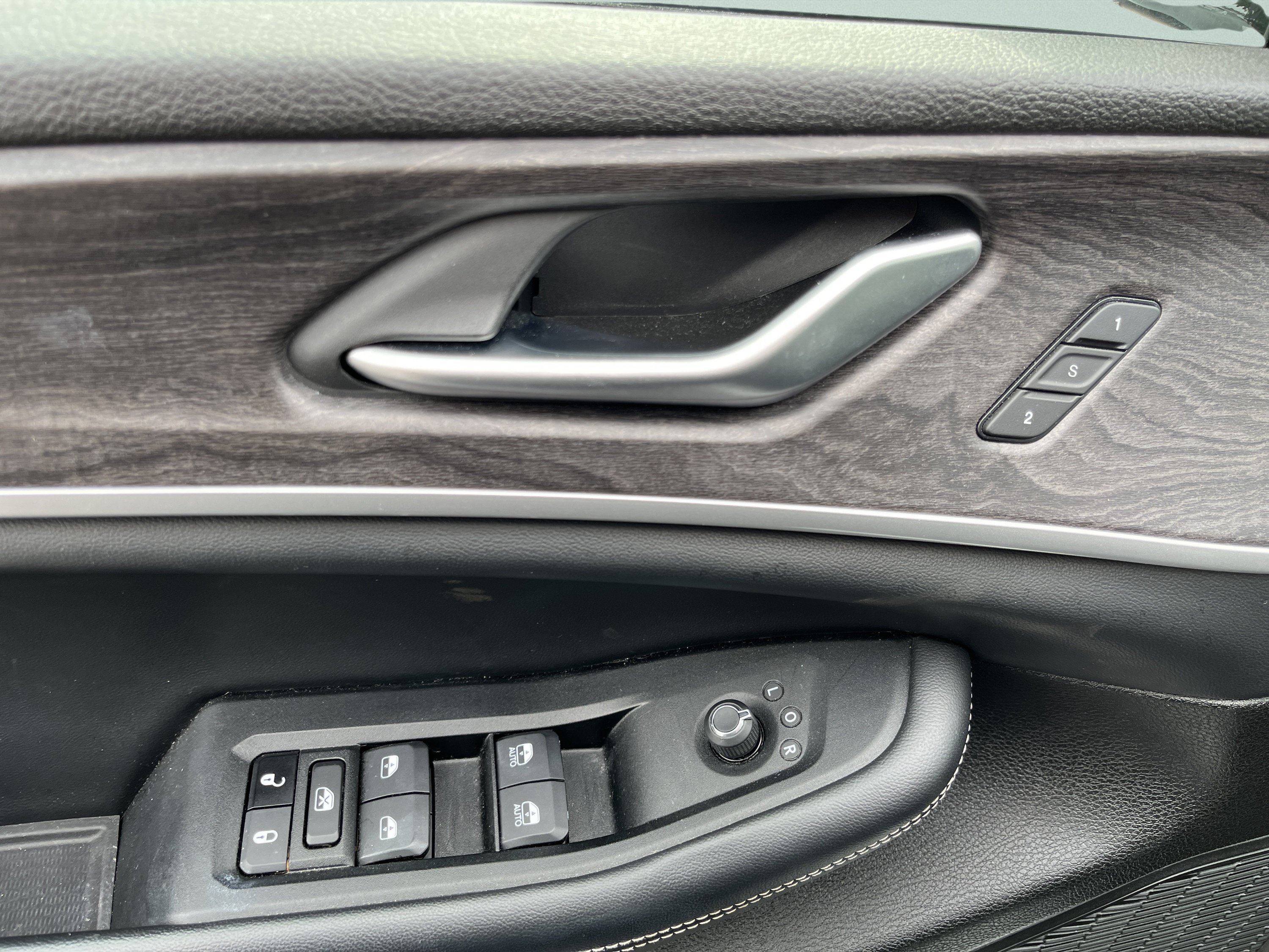 Used 2023 Jeep Grand Cherokee L Limited AWD/4WD image 17